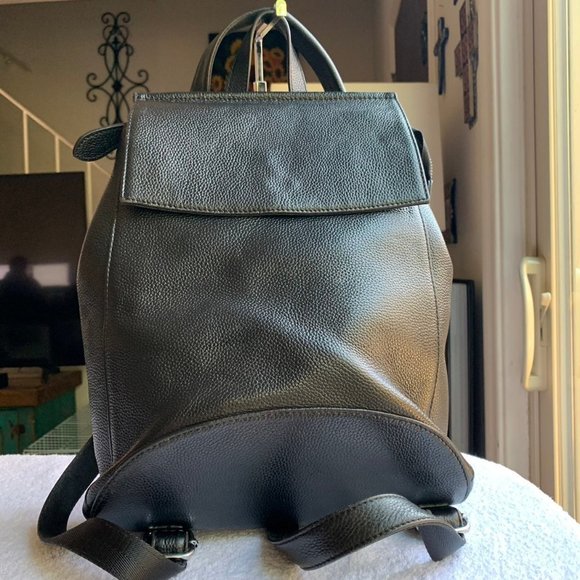 Heshe Womens Leather Backpack Casual Style Flap